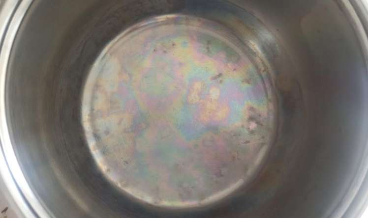 Qazan və tavalarda göy qurşağı ləkələri niyə əmələ gəlir,  zərərlidirmi?