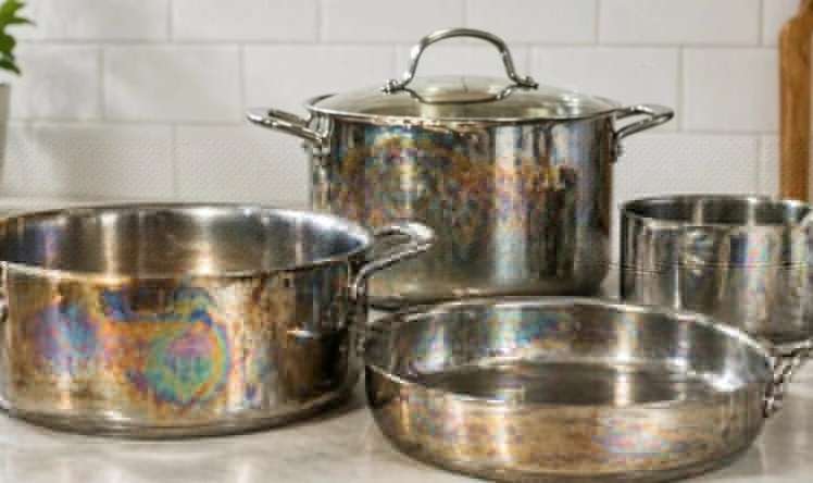 Qazan və tavalarda göy qurşağı ləkələri niyə olur,  zərərlidirmi?