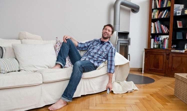 Divanda oturmaq kişilərə zərərlidir  – Xəbərdarlıq