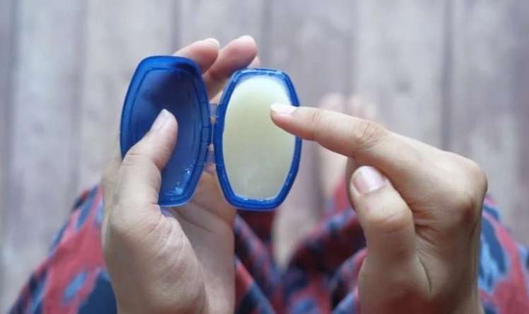 Vazelin üzü tükləndirir? -  Dəriyə təsiri