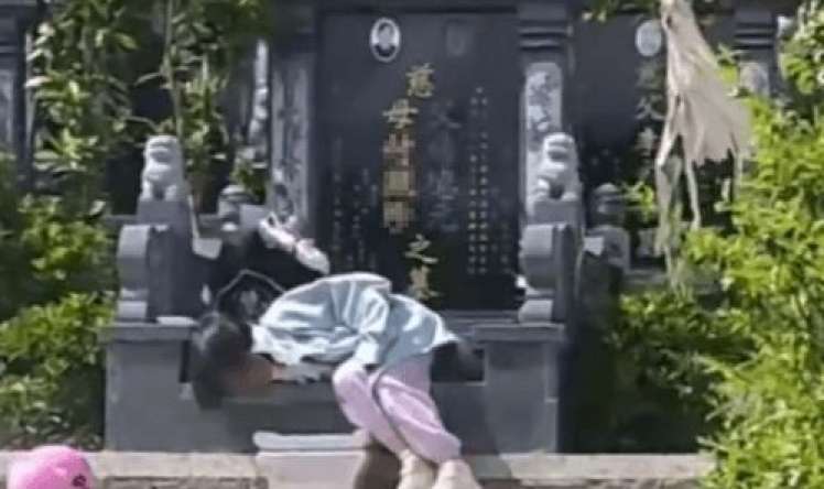 Uşaq nənə-babasının qəbrini tərk etmir 