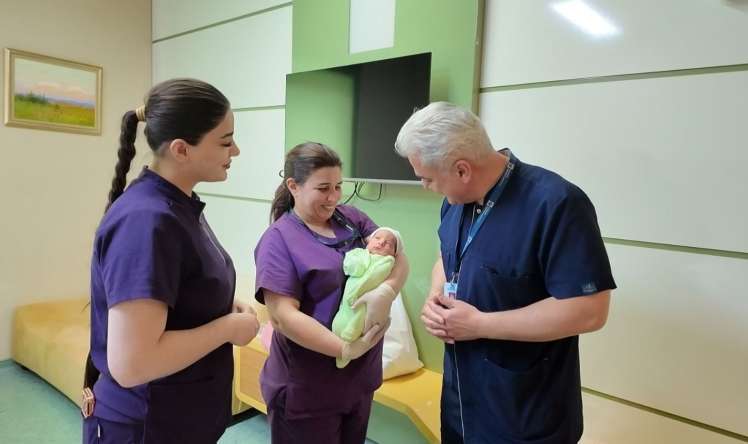 Bakıda 1 günlük körpə əməliyyat olundu  - 10 sm-lik törəmə çıxarıldı