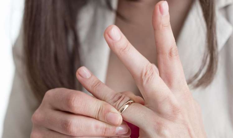 Barmaqda sıxışıb qalan üzüyü  necə çıxarmaq olar? - Ev üsulu