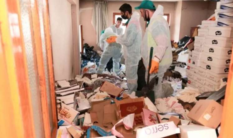 Evdən 20 ton zibil çıxarıldı -  FOTO