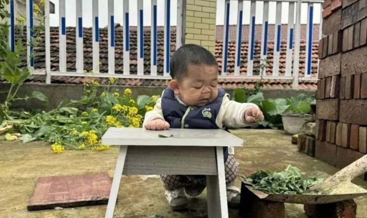 Hekayəsi milyonlarla insanı göz yaşlarına boğdu:  25 yaşındadır, amma körpə boydadır
