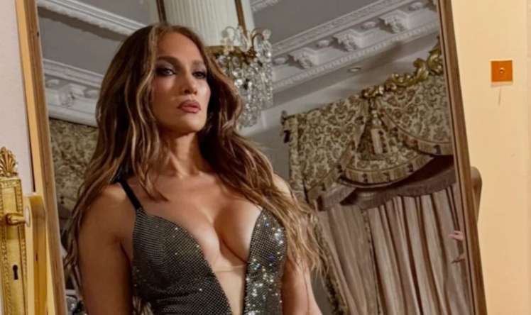  Cenifer Lopezin cəsarətli pozası gündəm oldu -  FOTO