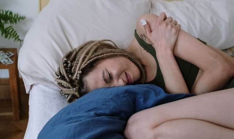 Menstruasiya sancılarından əziyyət çəkənlərin diqqətinə:  Bu qidalar ağrını ikiqat artırır