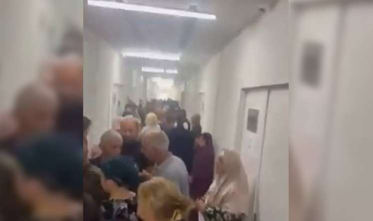 “Xəstə insanlar ayaqüstə qalır, biabırçılıq...” -  Saatlarla növbə gözləyirlər
