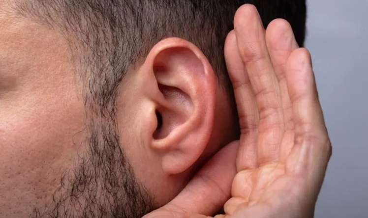 40 yaşlı kişinin qulağından canlı kəpənək çıxarıldı - FOTO