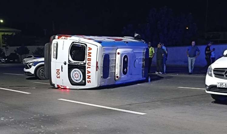 Təcili tibbi yardım maşını aşdı: 4 nəfər yaralandı –  FOTO