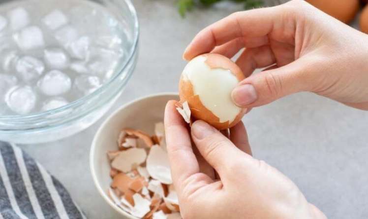 Qabığı çətin çıxan yumurtalar üçün sadə mətbəx hiyləsi 