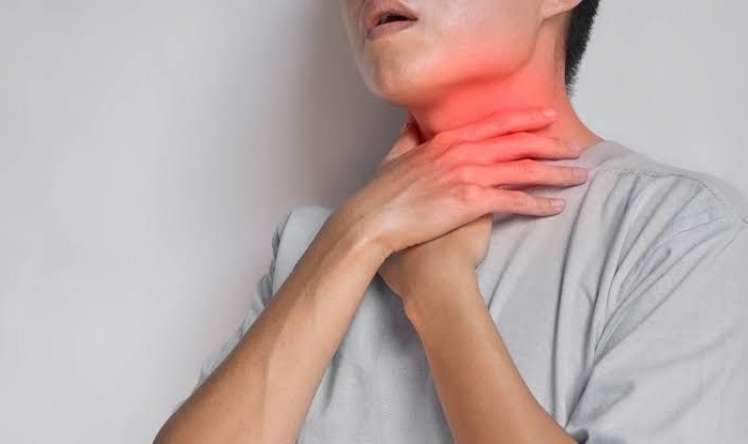 Udqunarkən qidanın boğazda ilişməsi qida borusu xərçənginin ilk əlaməti ola bilər 