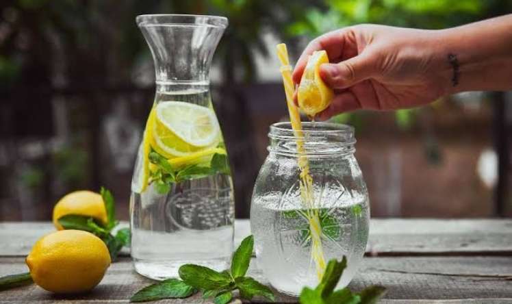 Limonlu su arıqlamağın möcüzəvi yolu deyil 