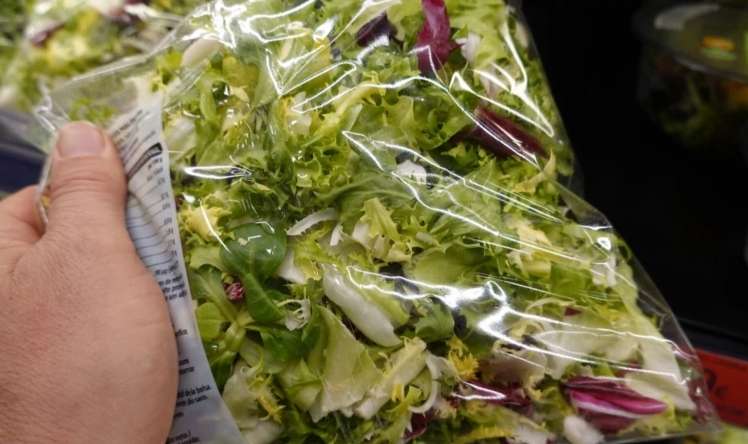 Qablaşdırılmış salatlarla bağlı xəbərdarlıq:  Almayın!