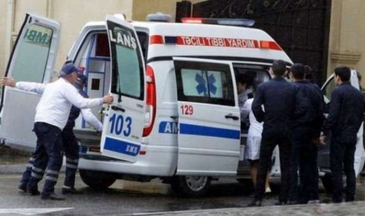 Ana pilləkəndən yıxıldı,  qucağındakı körpə öldü